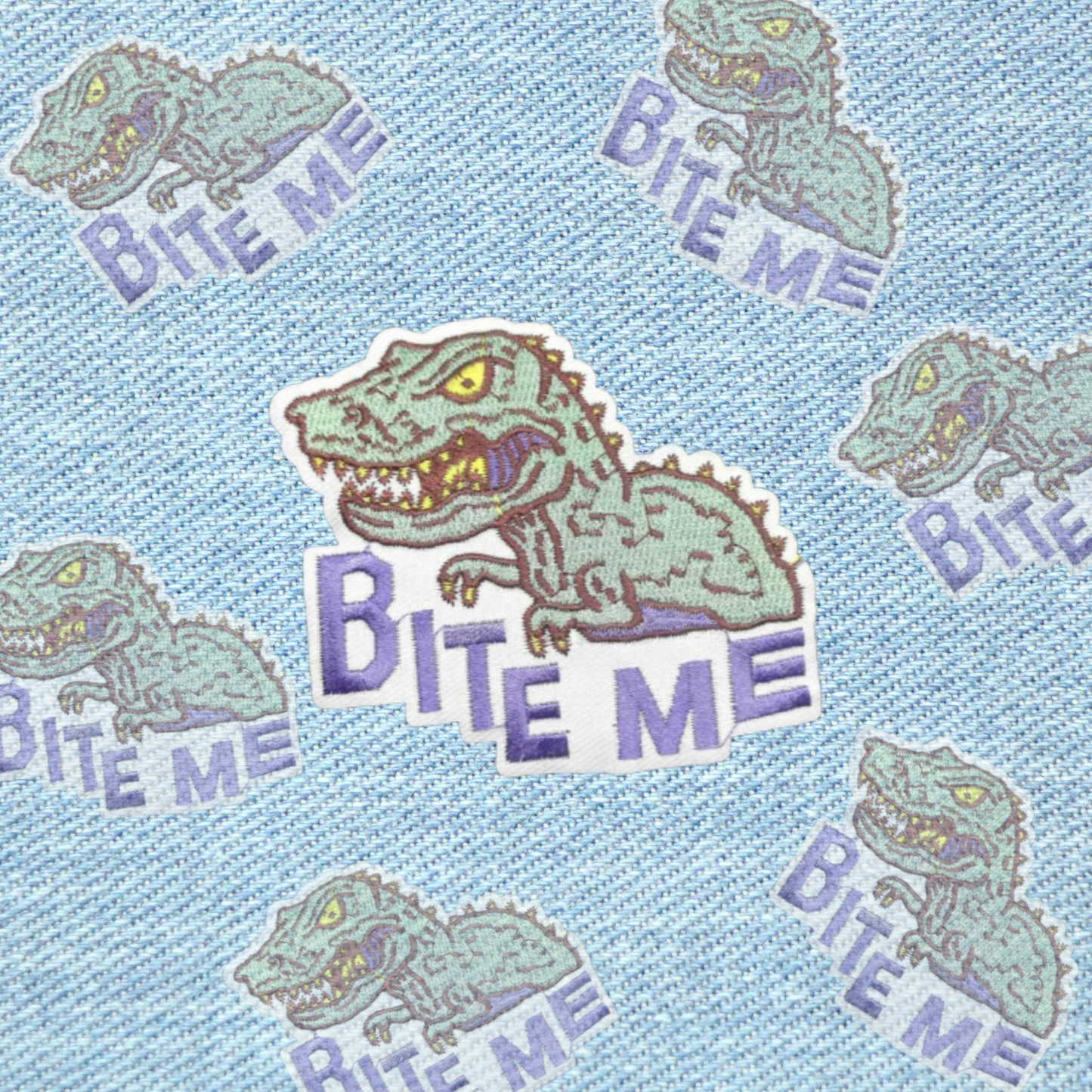 Dinosaurus Bite Me patch 8,3x7,6 cm – stoere geborduurde strijkpatch voor kleding, tassen en accessoires