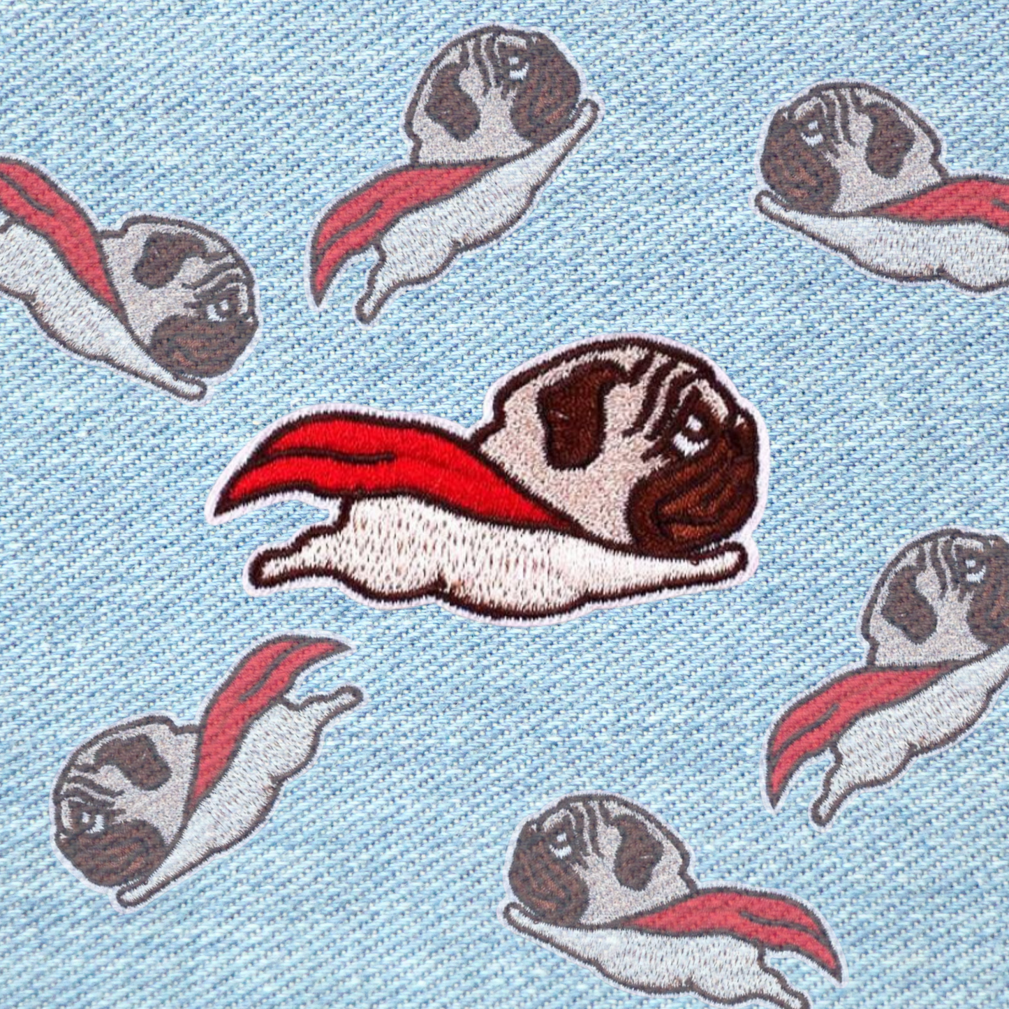 Superhond patch 6,7x3,3 cm – geborduurde strijkpatch met superheld hond, ideaal voor kleding, tassen en accessoires