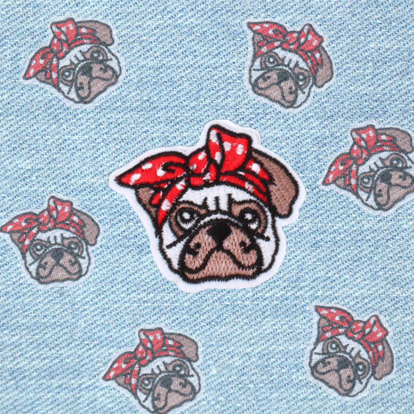 Bulldog patch met rode strik – geborduurde strijkpatch 5,5x6 cm, ideaal voor kleding, tassen en accessoires