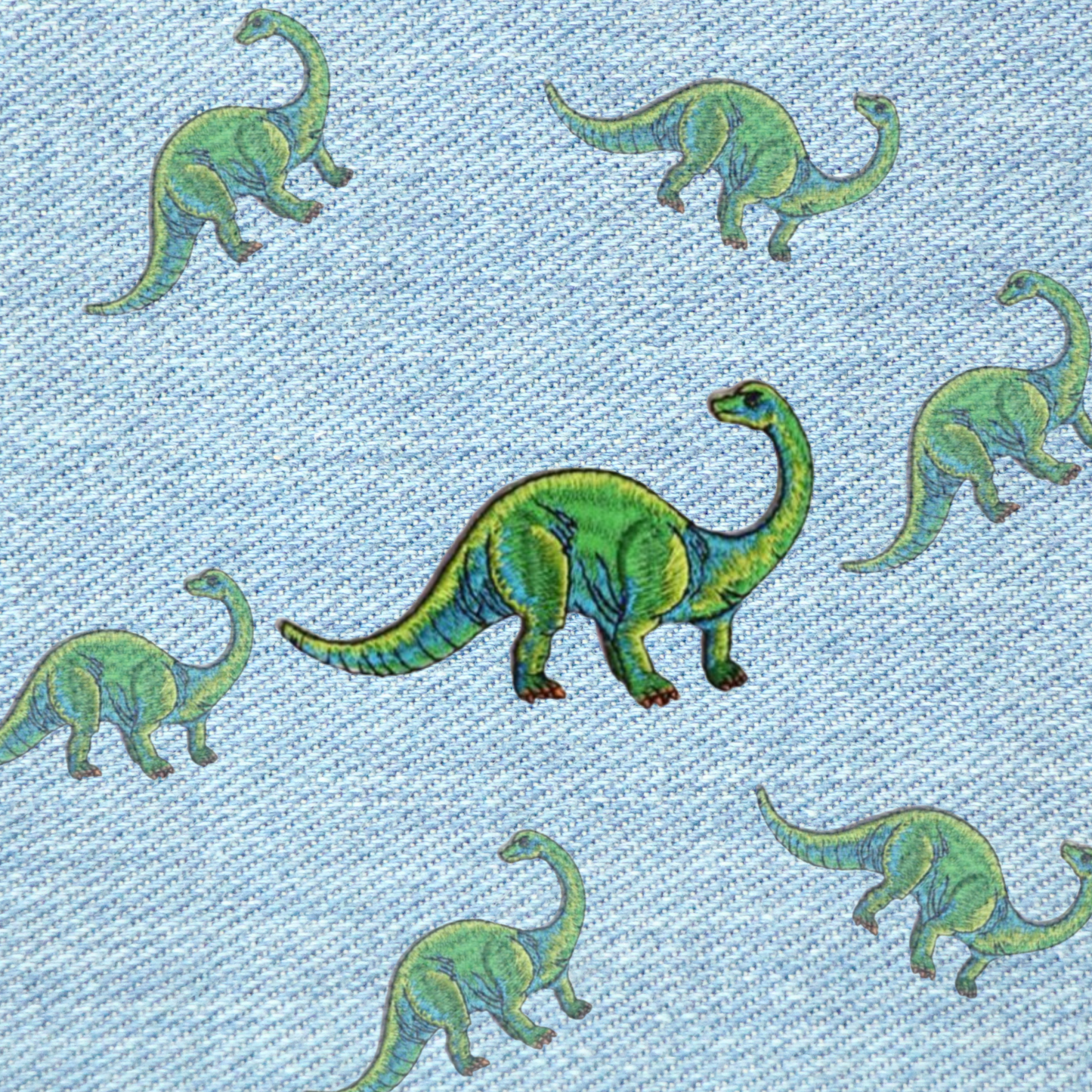 Diplodocus patch 5,6x10,2 cm – geborduurde dinosaurus strijkpatch voor kleding, tassen en accessoires