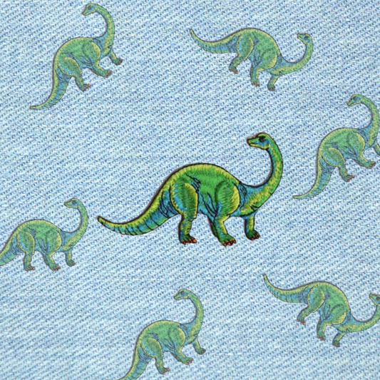 Diplodocus patch 5,6x10,2 cm – geborduurde dinosaurus strijkpatch voor kleding, tassen en accessoires