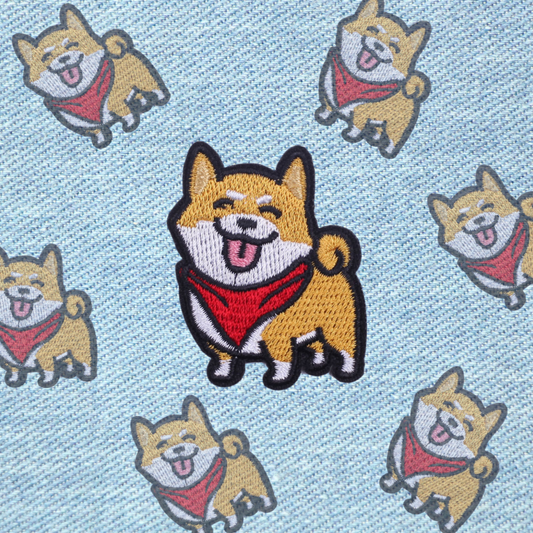 Happy corgi patch 4x5,1 cm – vrolijke geborduurde strijkpatch voor kleding, tassen en accessoires