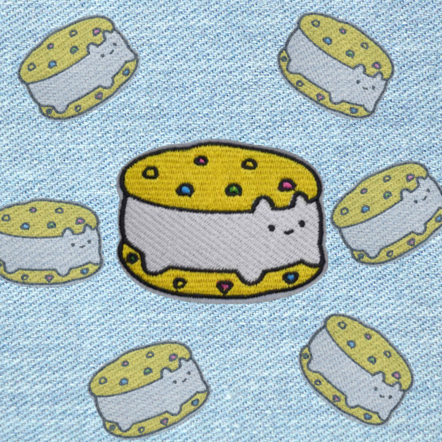 Kat tussen twee koekjes patch 7,3x5,7 cm – schattige geborduurde strijkpatch voor kleding, tassen en accessoires