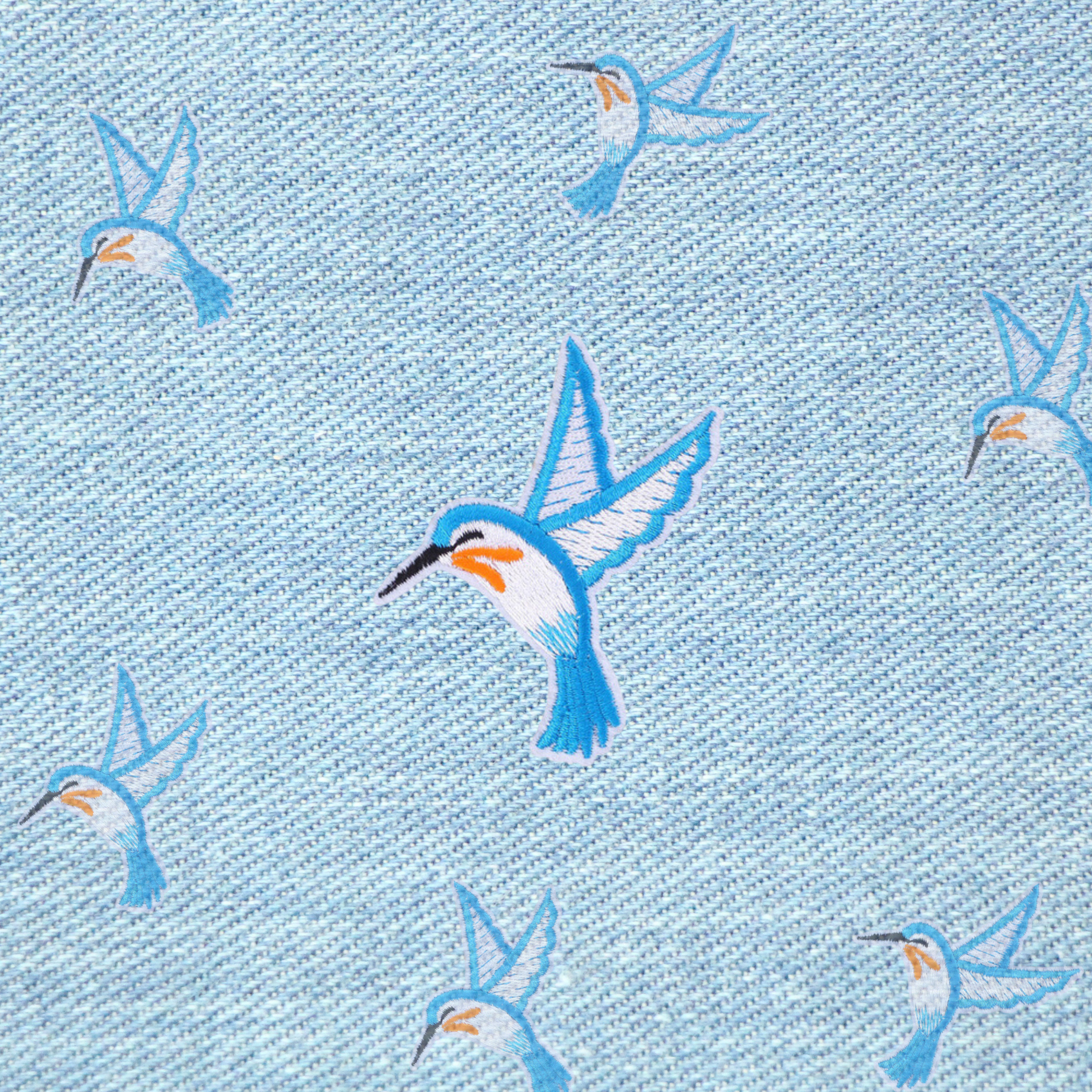 Kolibrie patch 7x7,5 cm – kleurrijke geborduurde strijkpatch voor kleding, tassen en accessoires