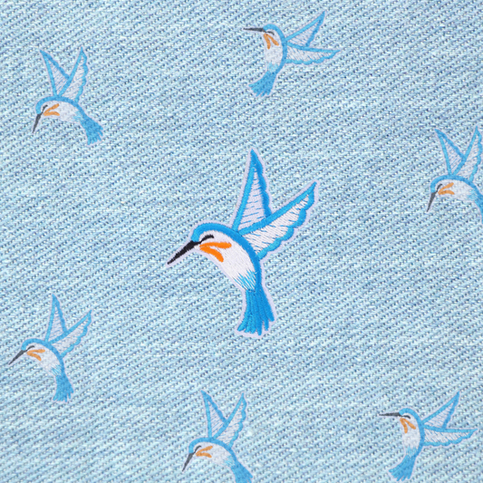 Kolibrie patch 7x7,5 cm – kleurrijke geborduurde strijkpatch voor kleding, tassen en accessoires