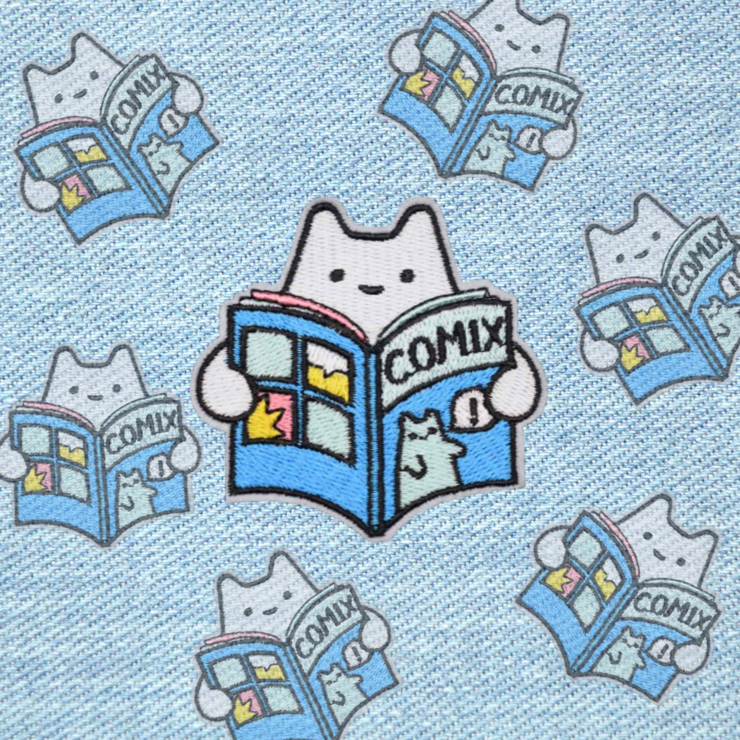 Lezende kat patch 6,3x6,1 cm – geborduurde strijkpatch van kat met boek, ideaal voor kleding, tassen en accessoires