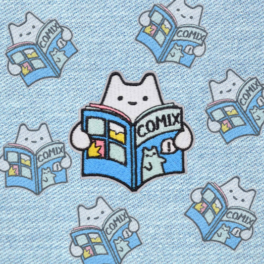 Lezende kat patch 6,3x6,1 cm – geborduurde strijkpatch van kat met boek, ideaal voor kleding, tassen en accessoires