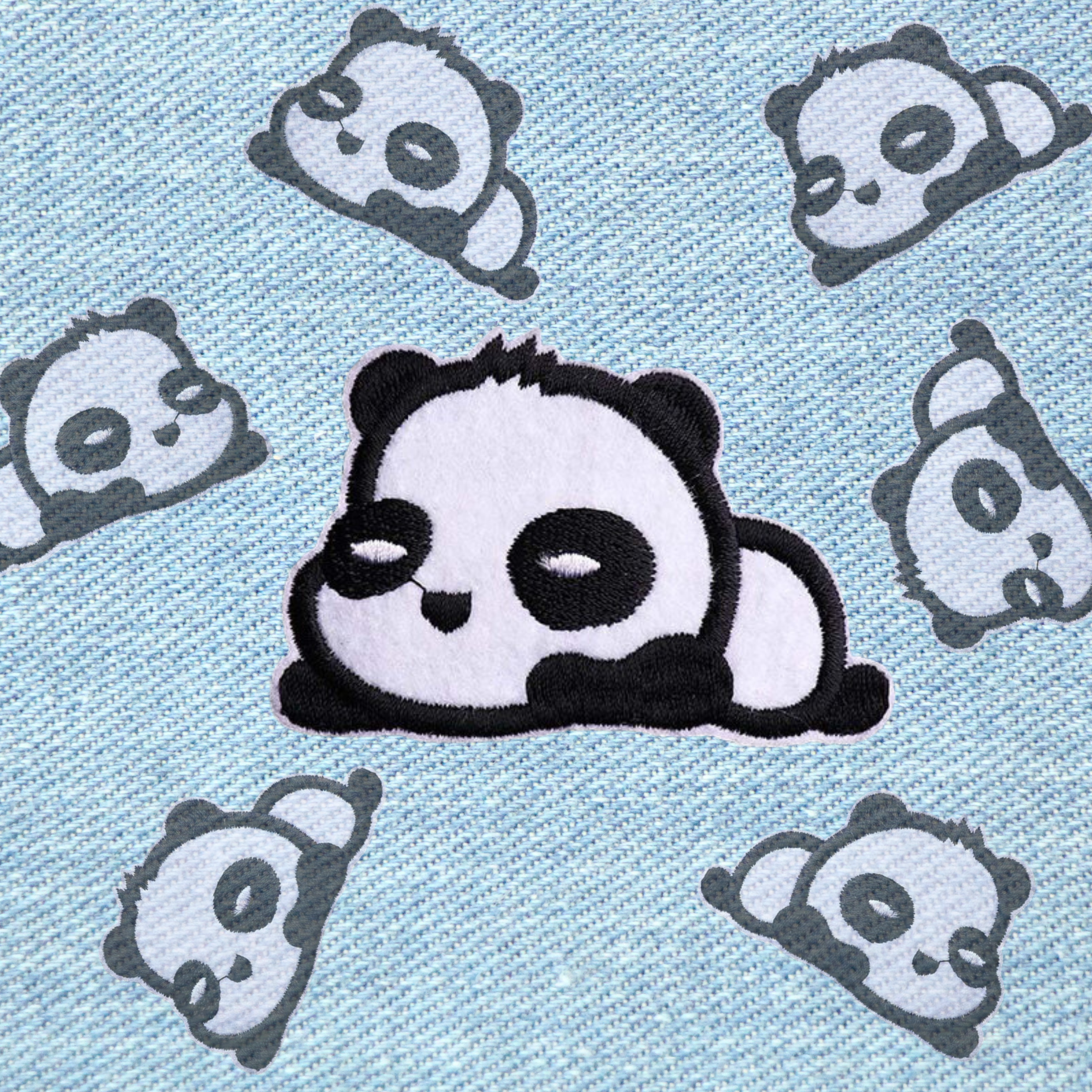 Liggende panda patch 8x5 cm – schattige geborduurde strijkpatch voor kleding, tassen en accessoires