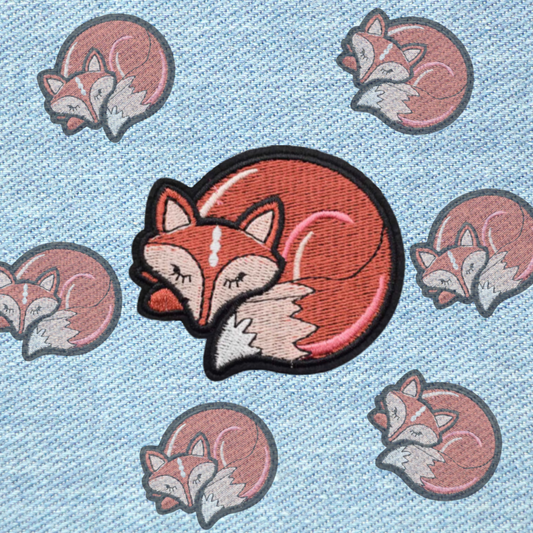Slapende vos patch 7,7x6,3 cm – geborduurde strijkpatch met slapende vos design, ideaal voor kleding, tassen en accessoires