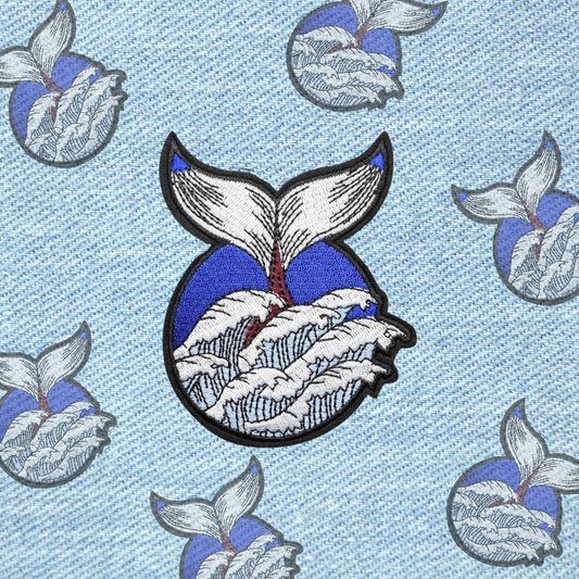 Walvis staartvin patch 7,9x10 cm – geborduurde strijkpatch met oceaan design, ideaal voor kleding en tassen