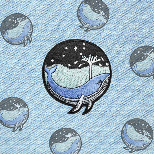 Walvis patch 7,6x7,6 cm – geborduurde strijkpatch met oceaan design, ideaal voor kleding en tassen